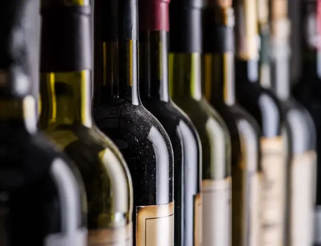 Differentes-bouteilles-de-vin-leur-taille-et-leur-nom-alignees Differentes-bouteilles-de-vin-leur-taille-et-leur-nom-alignees